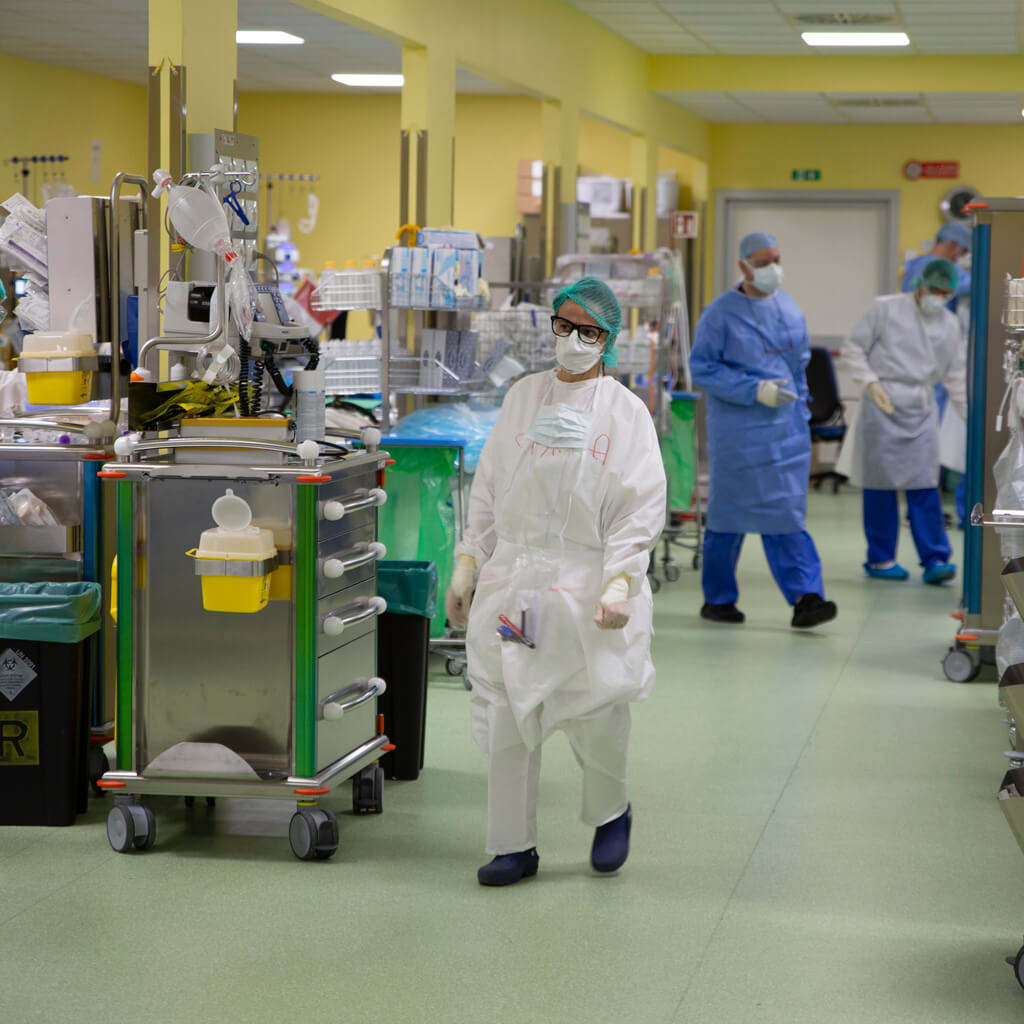 Sabemos que muchos médicos y enfermeras de las zonas afectadas por la pandemia en todo el mundo han abandonado sus hogares y familias para evitar la contracción de sus familiares. ¿También su vida ha cambiado radicalmente en este sentido?