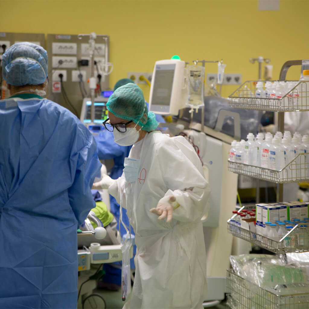 ¿Cómo es un día típico en una sala? ¿Qué implica el cuidado de un paciente con coronavirus? ¿Cuál es la vía típica?