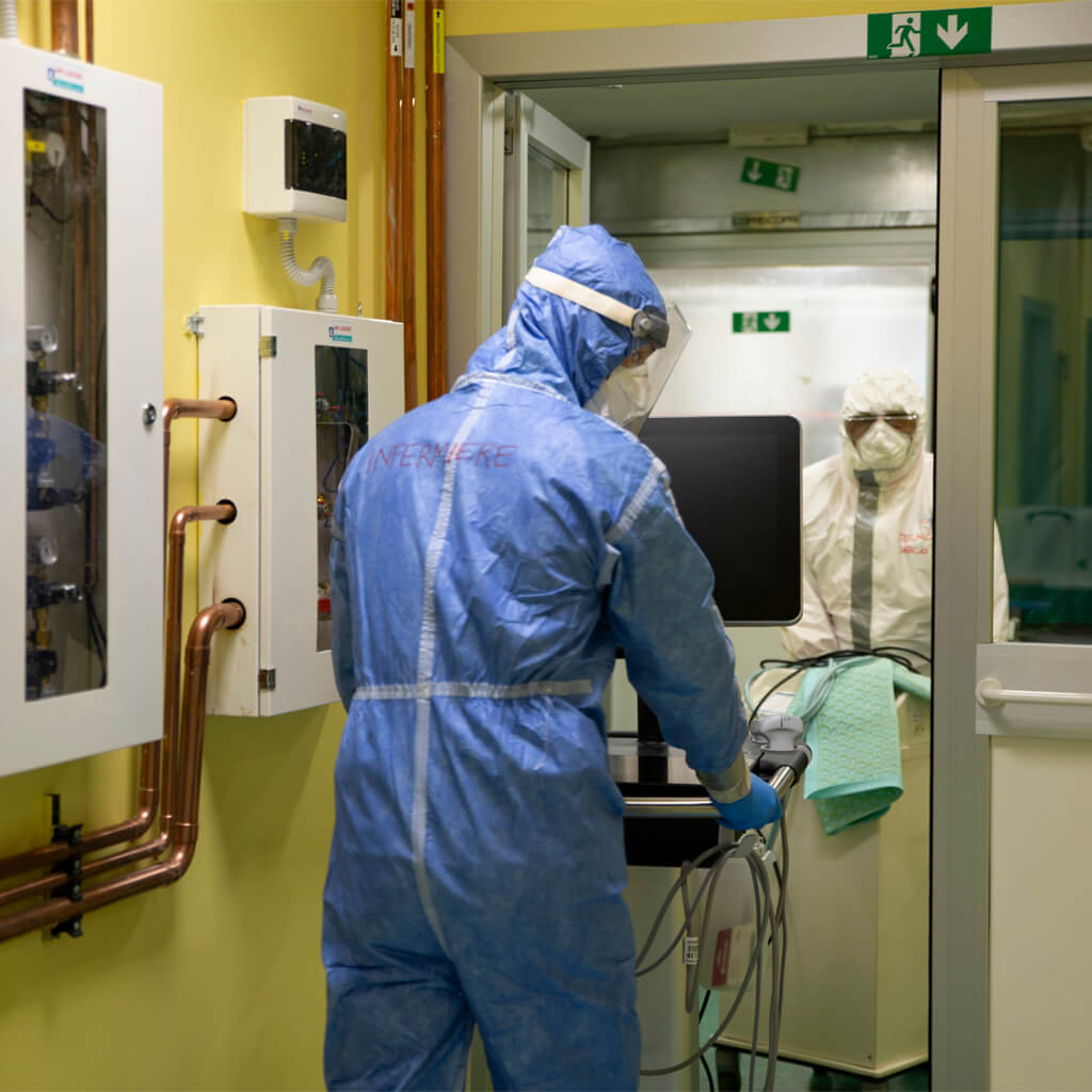 ¿Cuáles son los medios de apoyo emocional y psicológico que utiliza para los pacientes? Para los familiares que puedan tener un paciente con COVID-19 dentro de una familia, especialmente con visitas limitadas, ¿algún consejo para controlar a su familiar?